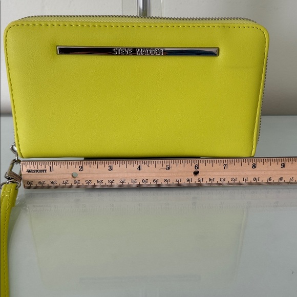 Steve Madden Lime Green Wristlet - Picture 6 of 7